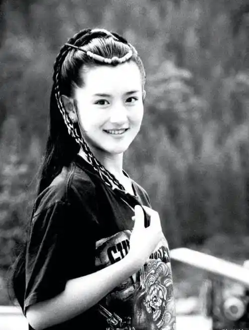 谢娜14岁照片曝光,有没有整容一看便知,原来小时候的她这么美_下巴