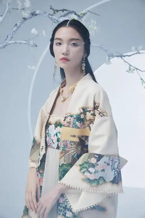 盖娅传说熊英乾坤方仪ss22cfw预览