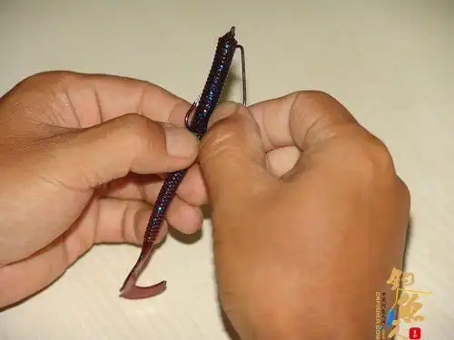 面条虫和曲柄钩的组装方法 图