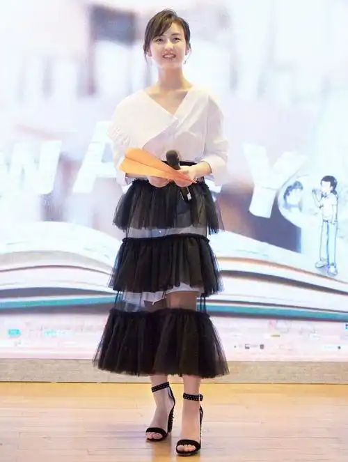 张子枫浓妆艳抹一言难尽辣眼睛造型还真不少最后一张真敢穿