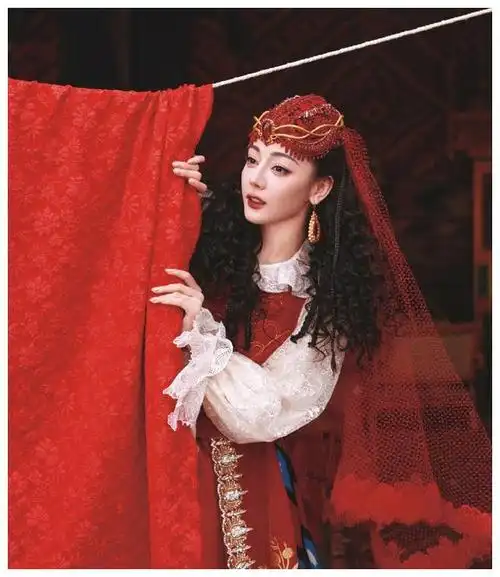 迪丽热巴春晚排练照曝光紧身练功服突显曲线素颜沧桑披露