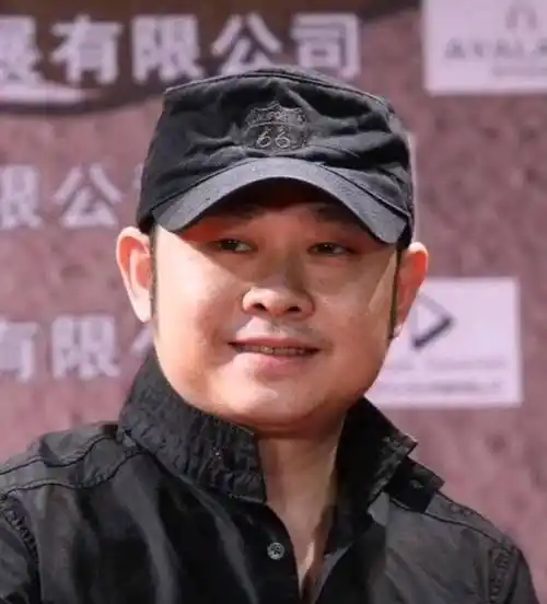 49岁刀郎近照曝光身材发福变化大和妻子相恋20年感情依旧