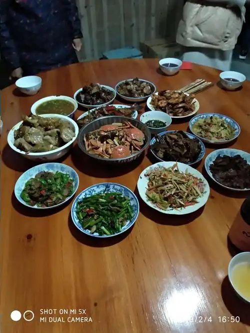 一家人团团圆圆吃年夜饭啦!