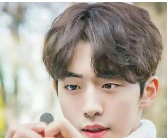 男生四六分烫发发型图片及扎法教程