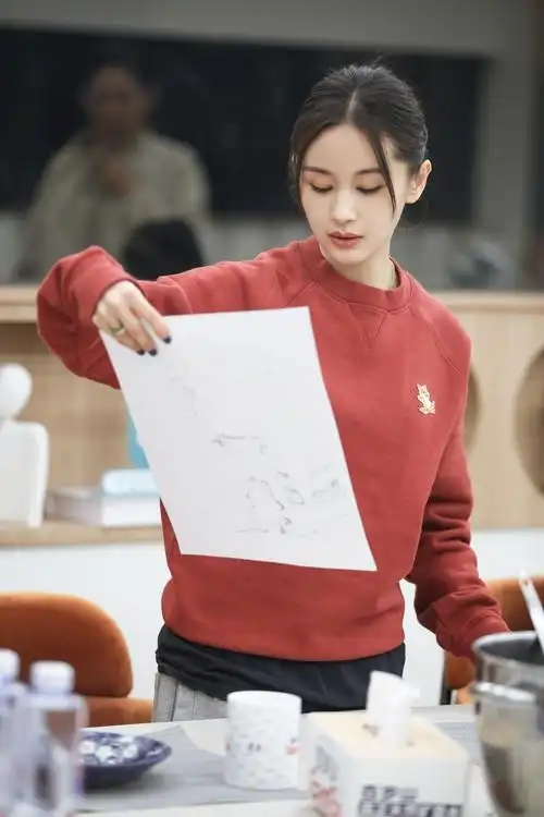 王子文怦然再心动解锁各类时尚造型化身行走的穿搭图鉴