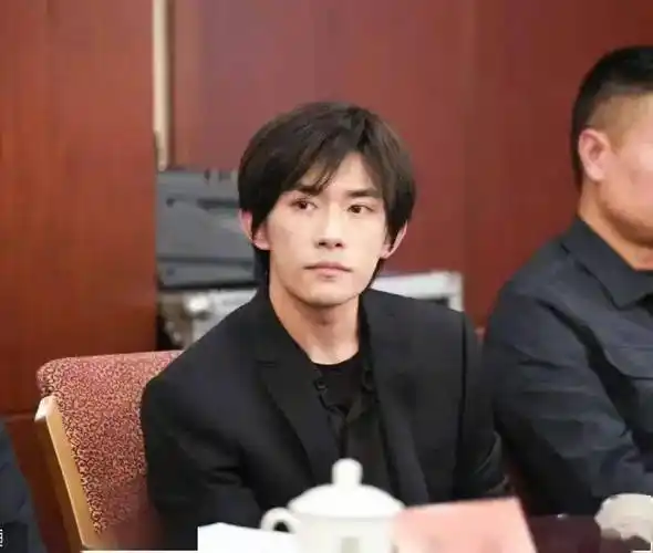 魏大勋秦岚结婚?易烊千玺为恋情试水?王阳叔圈天菜?抠门女星坑人钱财?