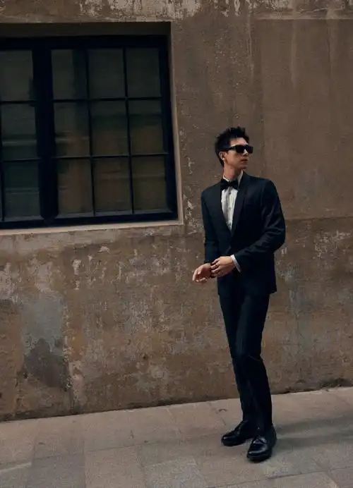 李现一身黑西装刺猬头造型帅气又活力,仰拍视角下颚线好优越