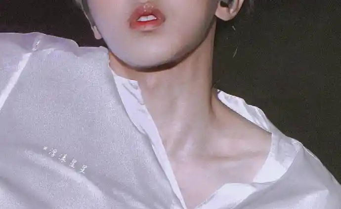 美人在骨不在皮 有一种"迷人"叫蔡徐坤的锁骨