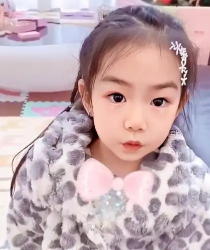 戚薇分享女儿视频,6岁李乐祺开特效搞怪,这颜值没搞错吧?