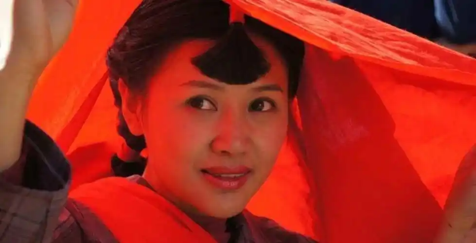 系红裤带的女人