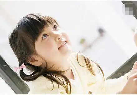 正常的青春期启动,女孩子是10到12岁,男孩是12到14岁.