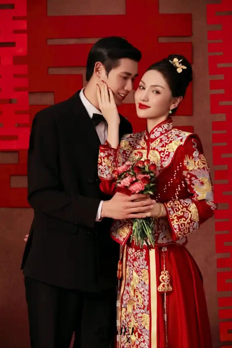 那就来试试秀禾与西装的巧妙搭配吧!