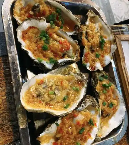 吃着烧烤唱着歌,认识志同道合的歌友,这也许才是夜宵烧烤的样貌