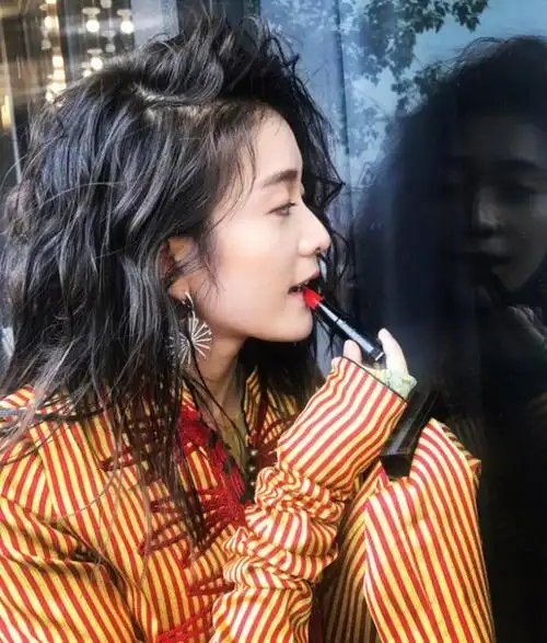 张雪迎晒成熟和复古造型,网友:戴眼镜的样子好美!