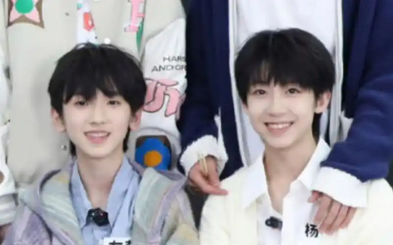 【左奇函72杨博文】【奇文cp】"因为是你,所以我负距离靠近.