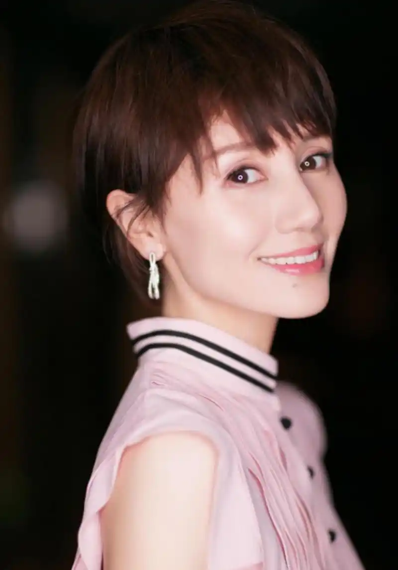 袁泉一组生活照片曝光,每一帧都像是一首诗,讲述着生活的故事,流淌着