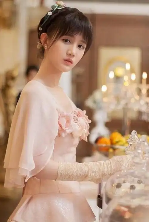 她在这部电视剧之中出演了女主倾城的妹妹聂倾心,很多网友看到她第一