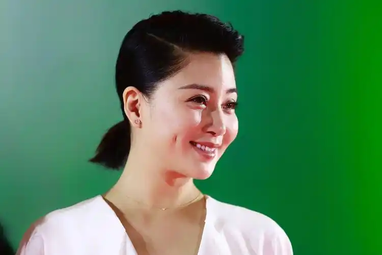 殷桃又得最佳女主角一袭白裙现身低调素雅生图却显40岁沧桑感