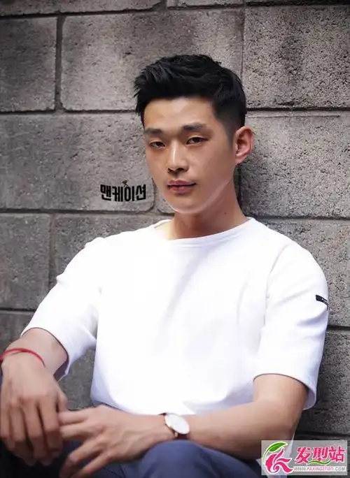 男生飞机头怎么剪好看两侧剪短露额飞机头清爽帅气