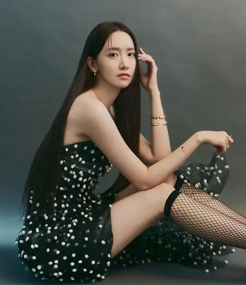 白袜清纯,丰韵迷人!35岁的林允儿颜值还是很能打