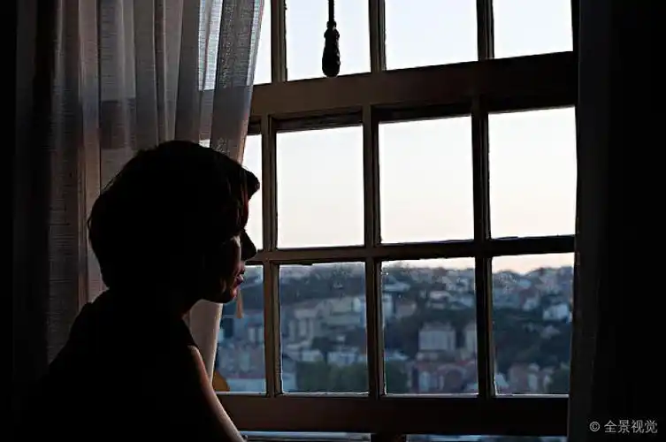 女人_向外看_窗_高清图片_全景视觉