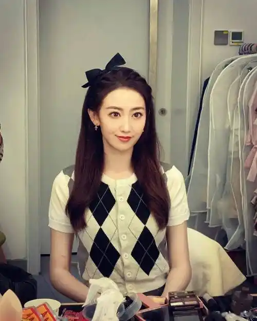 腾讯体育主持nba时清纯可爱佳依身材高挑体育女主持人毕业于中国传媒