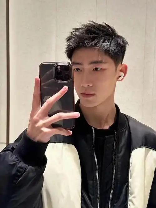 "两侧铲光,中间不动",这3款男生潮流发型,谁剪谁帅气!