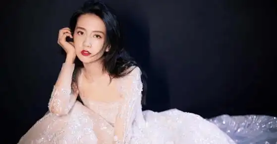 人气女王许龄月亮相上海时装周高贵优雅气质征服现场所有人