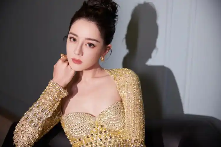 迪丽热巴 一袭金色水晶缀饰礼服,尽显温婉优雅气质