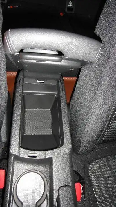 中央扶手箱深入适中.