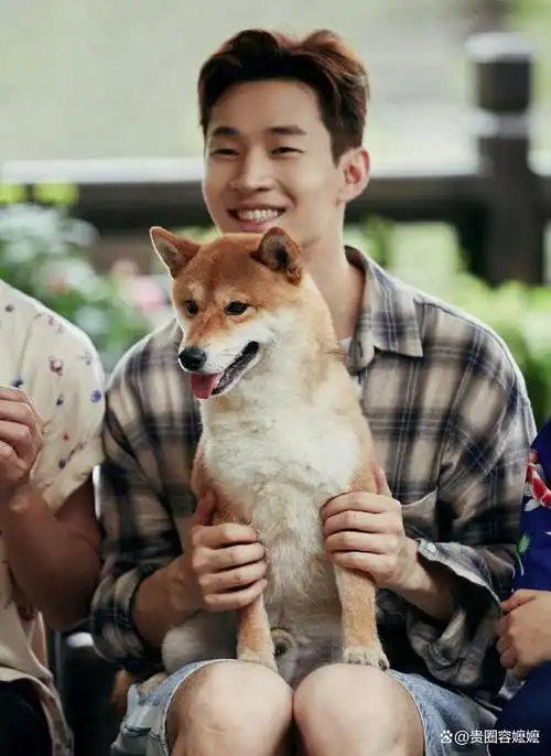 刘宪华这样一个憨憨的大男孩带着一份真诚的心去和每个人做朋友,在