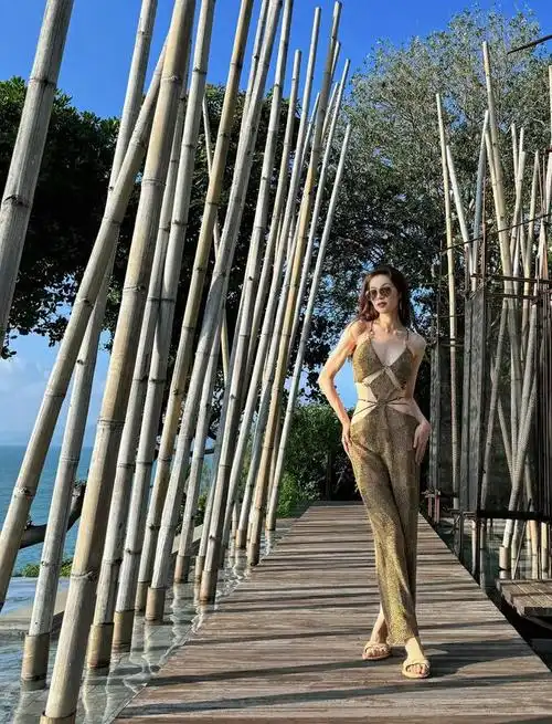 分享一组钟楚曦泰国旅游的美照