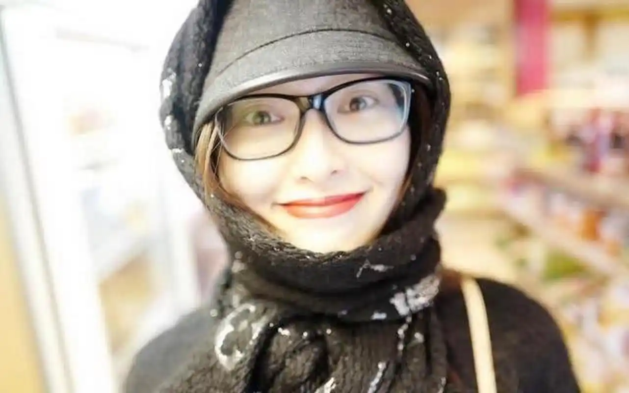 唐嫣素颜红唇笑成表情包"老公视角"下小女人味十足