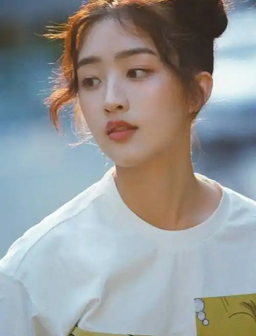 邓恩熙身穿白色印花t恤搭配哪吒头造型俏皮又可爱