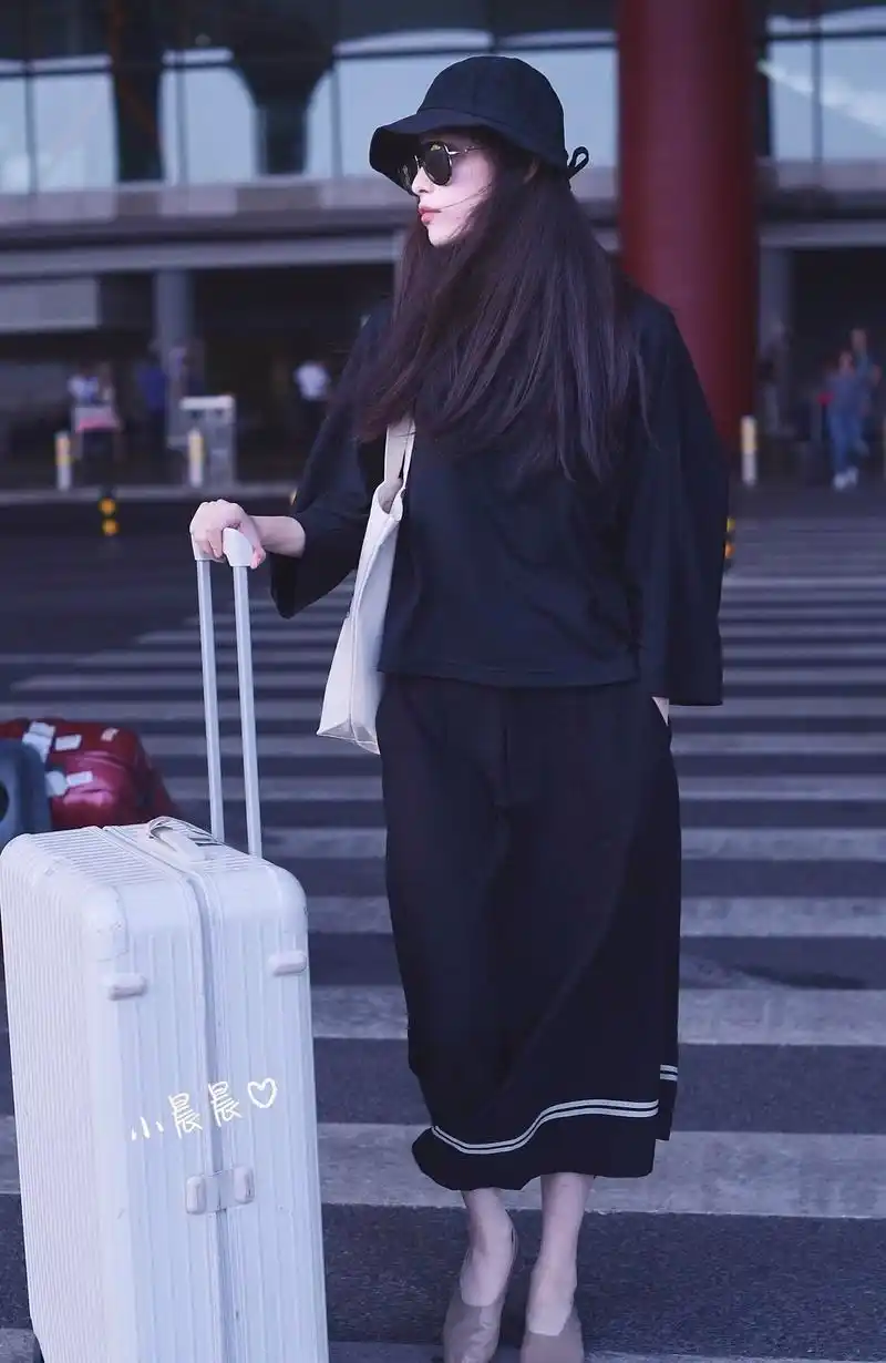倪妮机场街拍合集,私服几乎零出错,自然舒适的风格非常值得借鉴