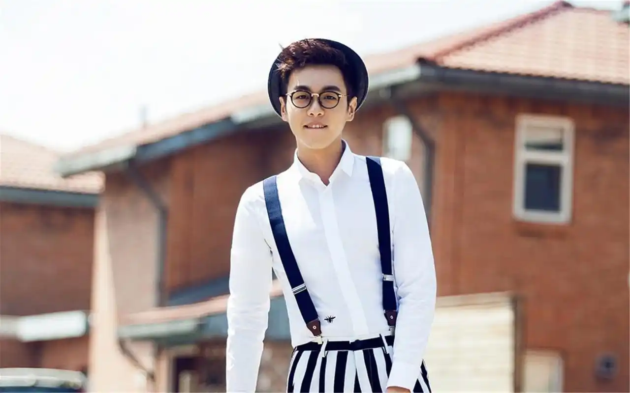 新生代男明星帅哥张若昀时尚帅气写真壁纸图片