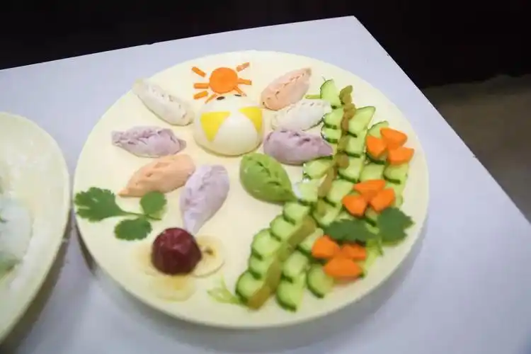 团队赛共6支队伍参赛,比赛从各队饺子数量,造型,团队士气等方面进行