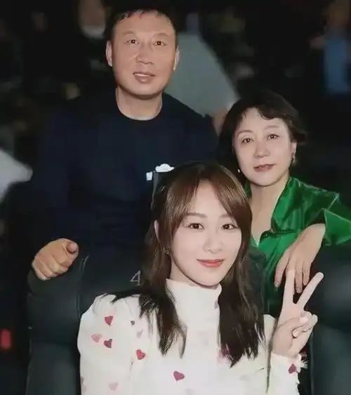 杨紫一家相隔20年的全家福一家人温馨幸福杨紫长得和妈妈很像