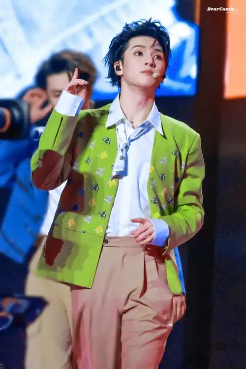 08·严浩翔超话·#严浩翔叁重楼暨出道四周年演唱会#·@时代少年团