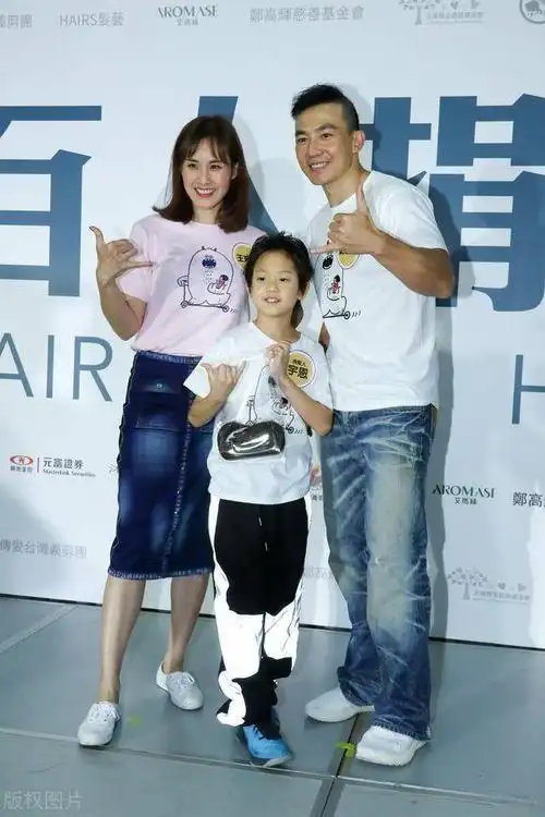 刘畊宏携全家出席公益活动,小泡芙长大了不少