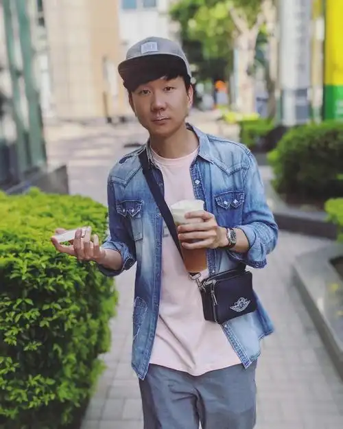 林俊杰的这张生活照中手上佩戴的是一枚百达翡丽手雷腕表.