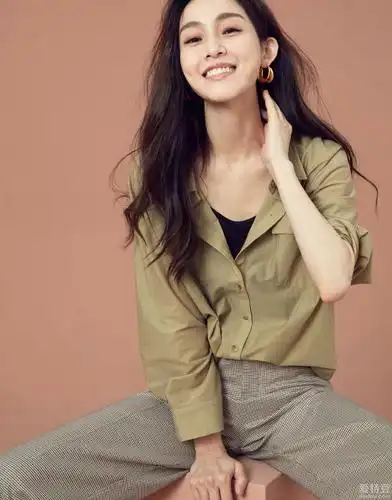 接收今日份的"知性范"!范玮琪初夏写真曝光清新明媚