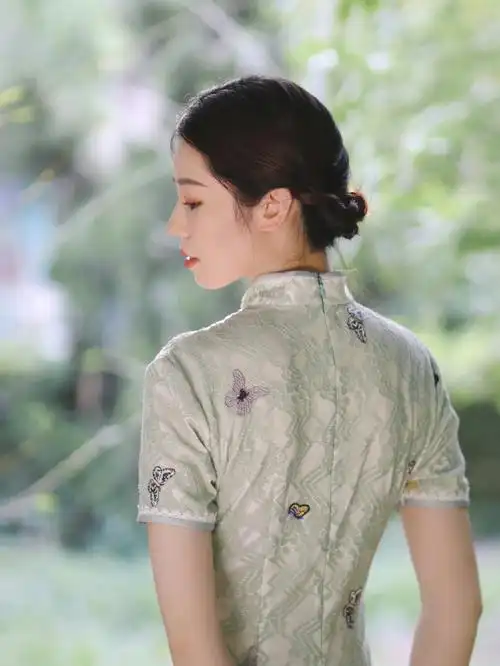 这位穿上旗袍的客妹真的又瘦又漂亮#开封约拍  #旗袍写真  #来拍照了