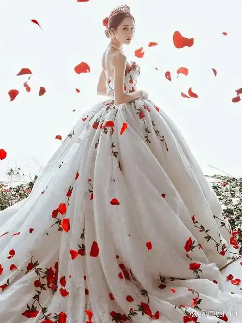 迪丽热巴穿玫瑰婚纱时