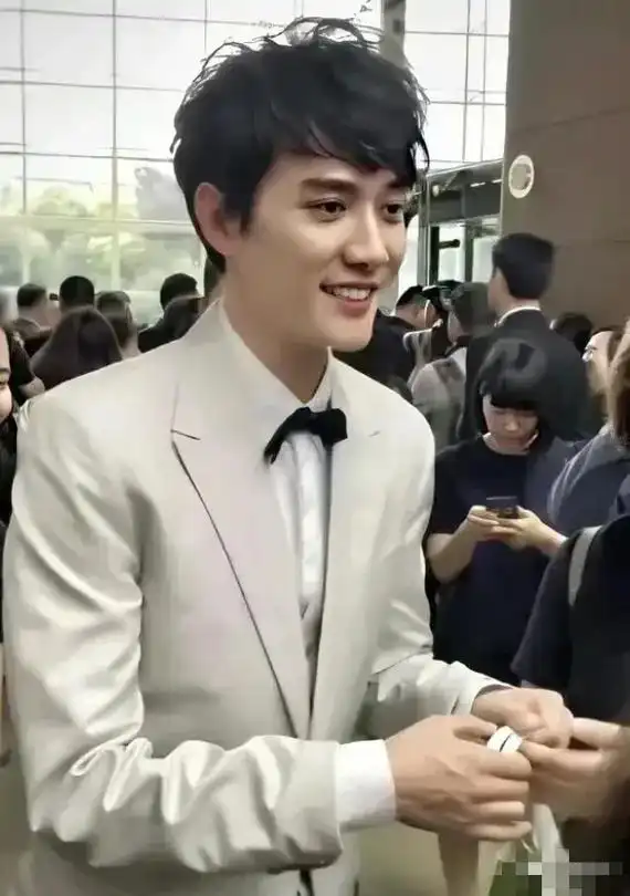 西装杀 #霸道总裁 #治愈系笑容 冯绍峰年轻的时候确实帅, - 抖音