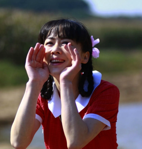 1995年,参演《趟过男人河的女人》,饰演山杏一角,获得大众电视金鹰奖