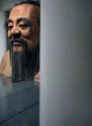 他是谁?行为艺术家.