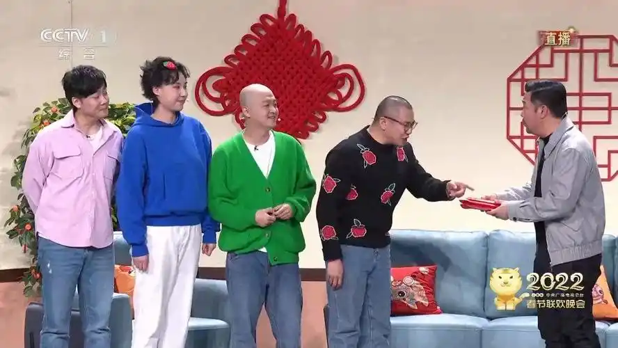 春晚小品现场发的红包里装的是啥#@贾冰先生@沙溢@包贝尔@演员任梓慧