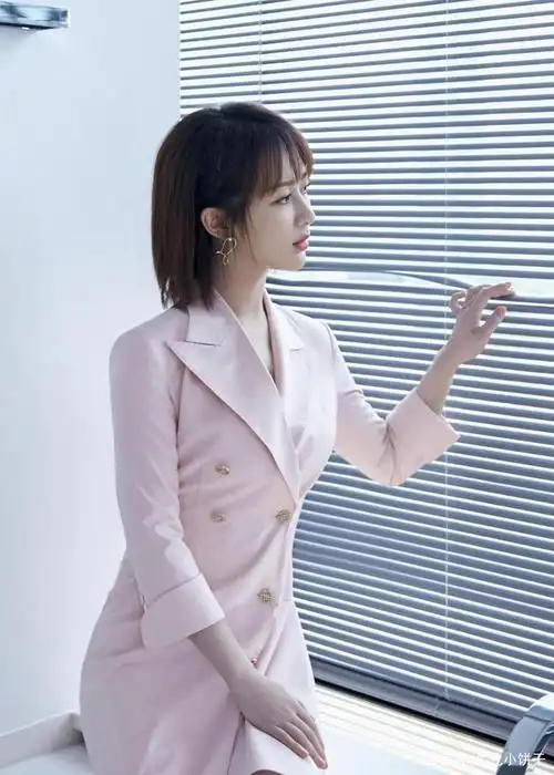 杨紫带火了一种新穿法叫上面过春下面过夏明星都跟风