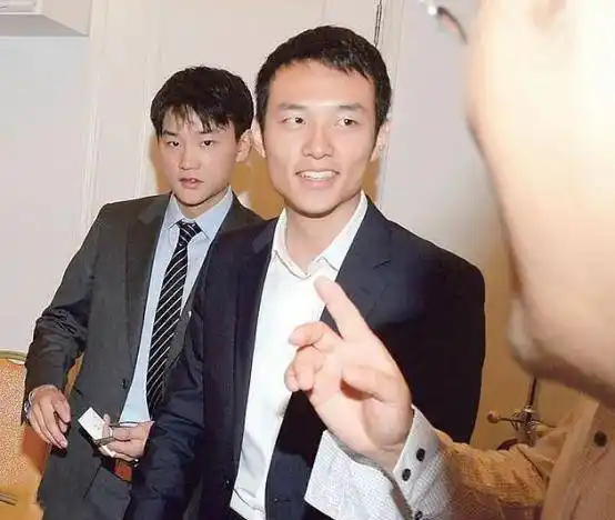 当时气候卑劣电闪雷鸣,霍启文和哥哥人还迷含混糊,就被迫在泳池中操练